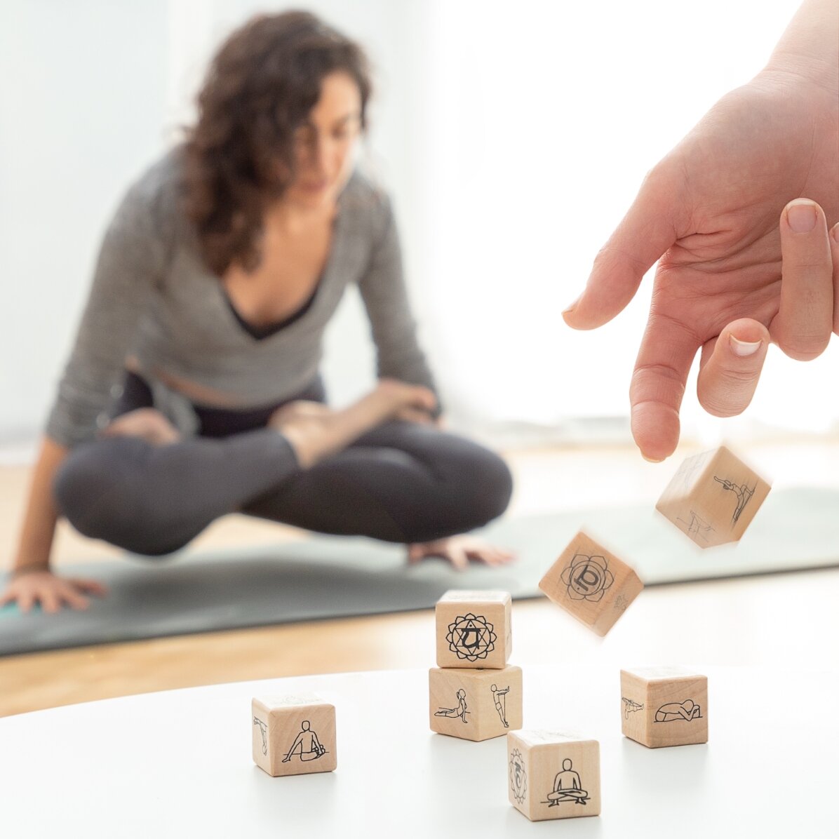 Yogaspel met 7 houten dobbelstenen