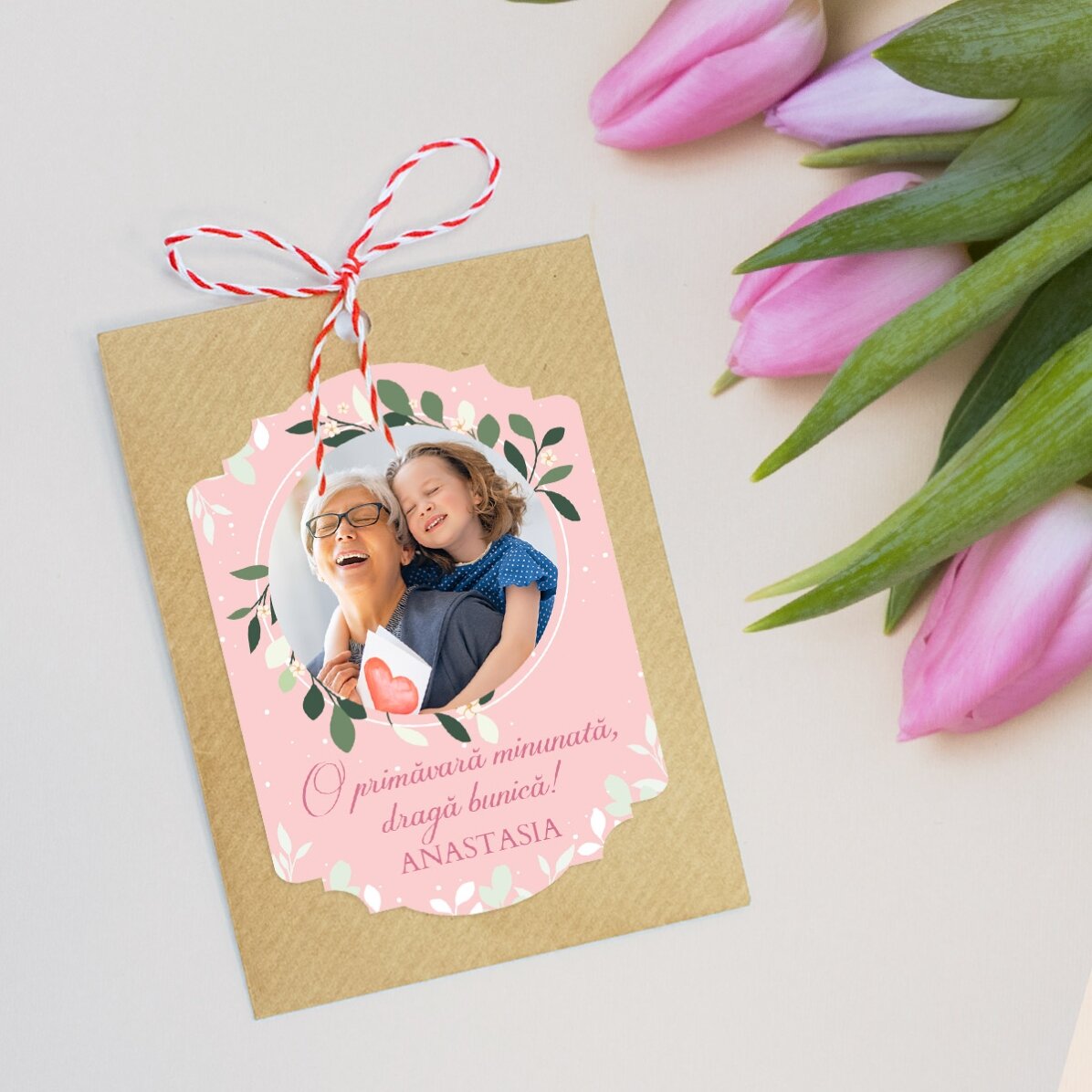 Een plantbaar Martisor-cadeau, gepersonaliseerd met een foto en een boodschap voor oma