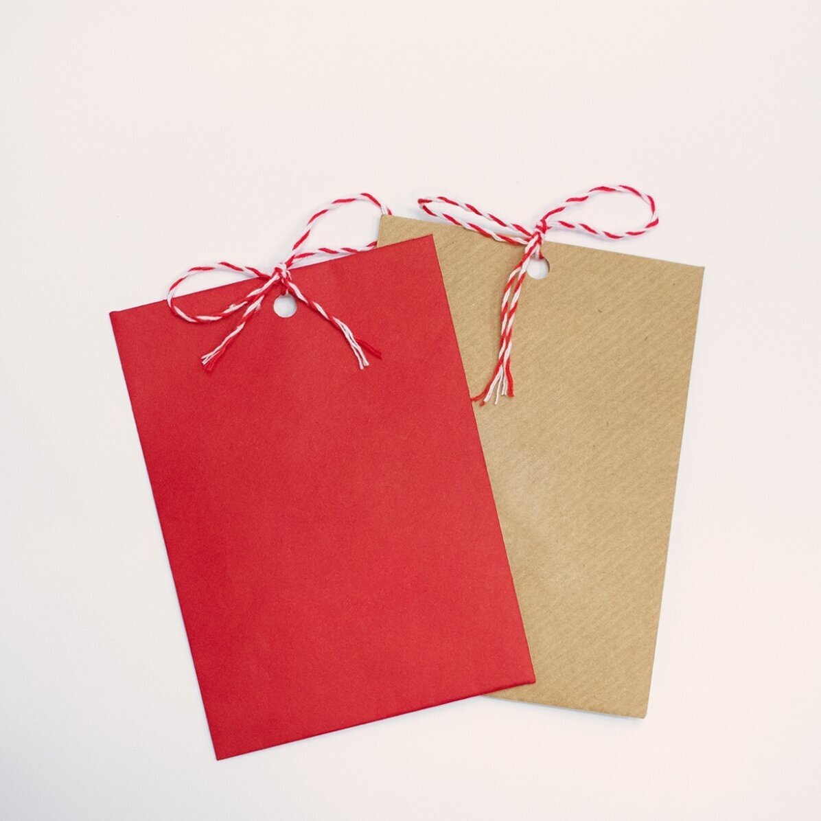 Een plantbaar Martisor-cadeau, gepersonaliseerd met een foto en een boodschap voor oma