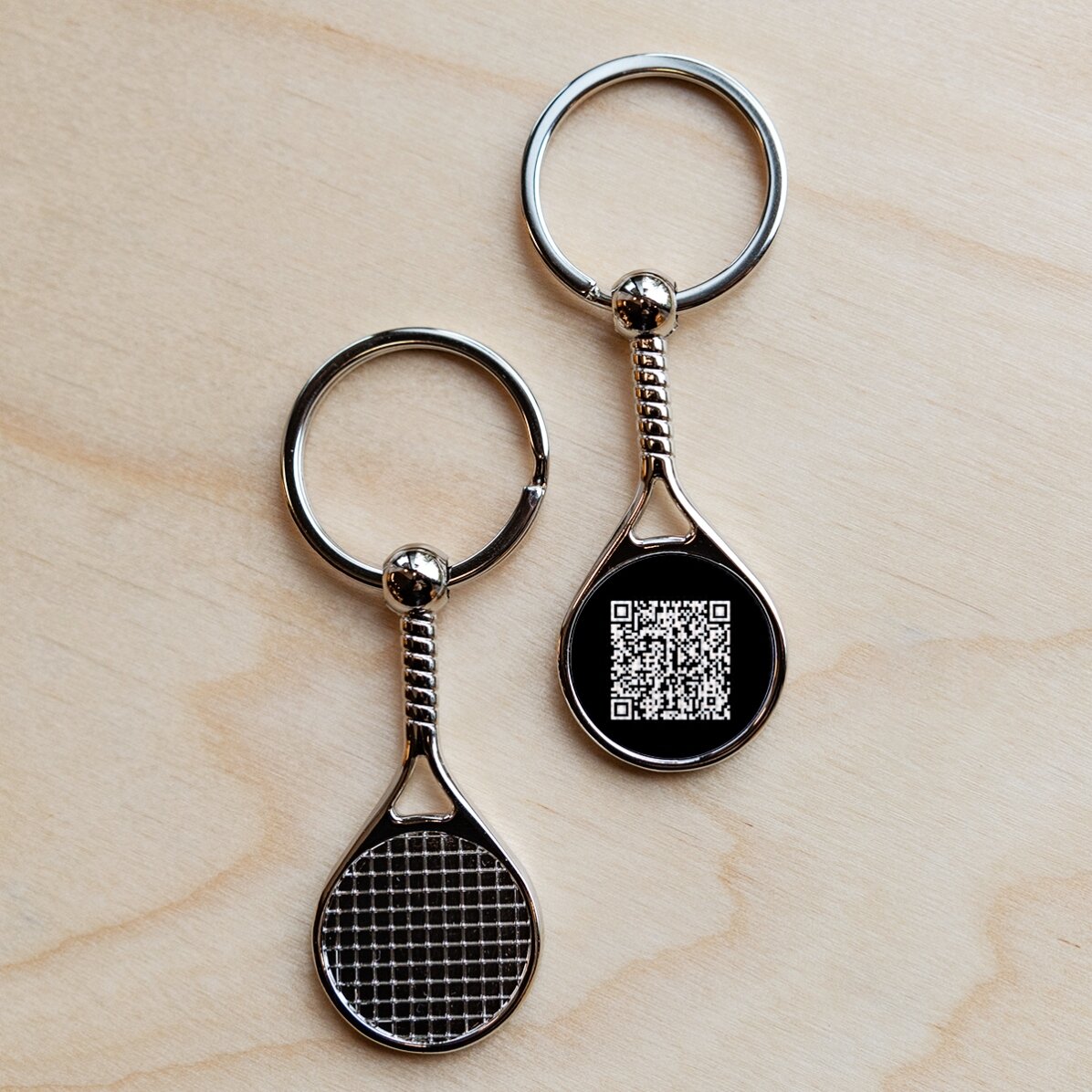 Gepersonaliseerde sleutelhanger in de vorm van een tennisracket met QR-code - Voeg het contact toe