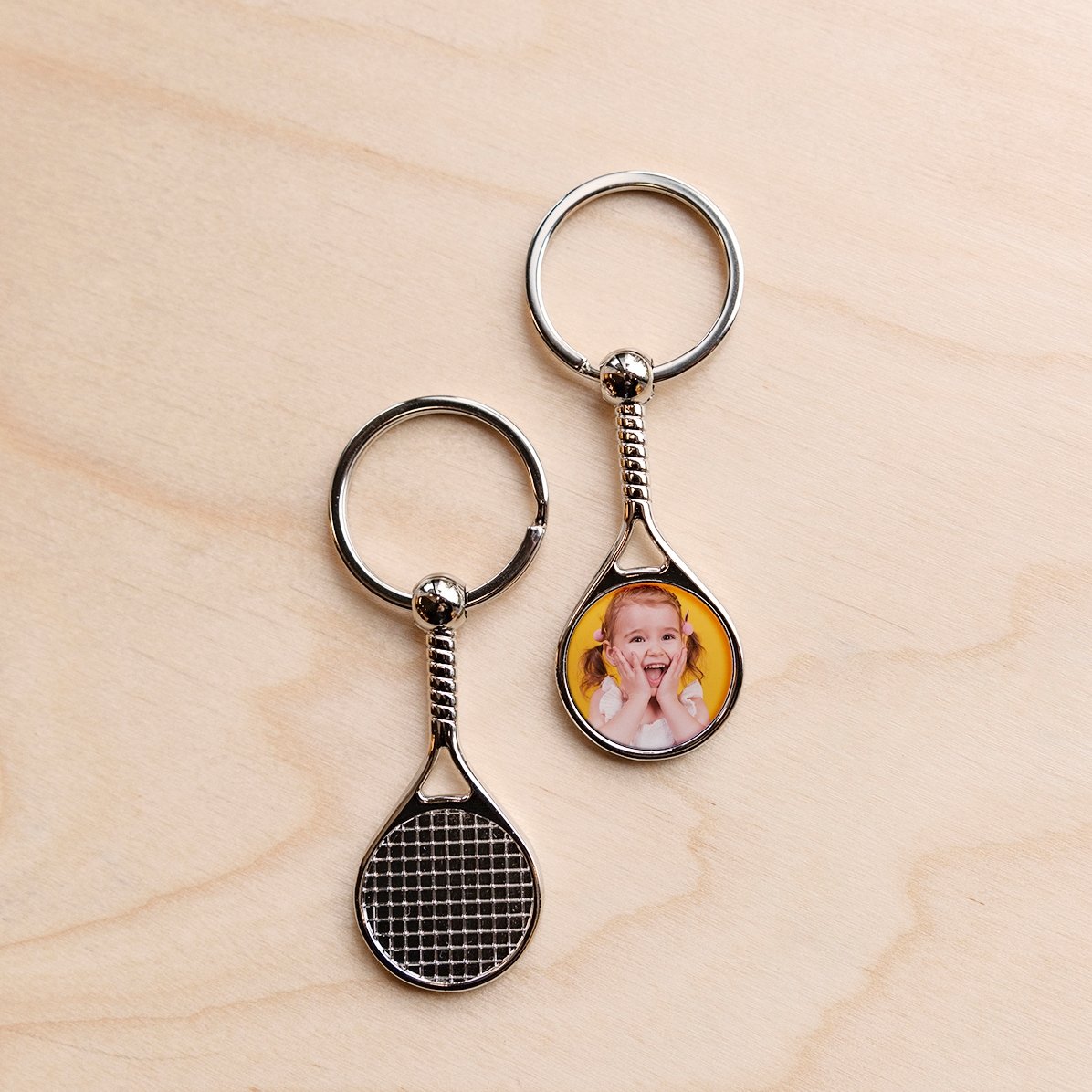 Sleutelhanger in de vorm van een tennisracket, gepersonaliseerd met een foto - Happy