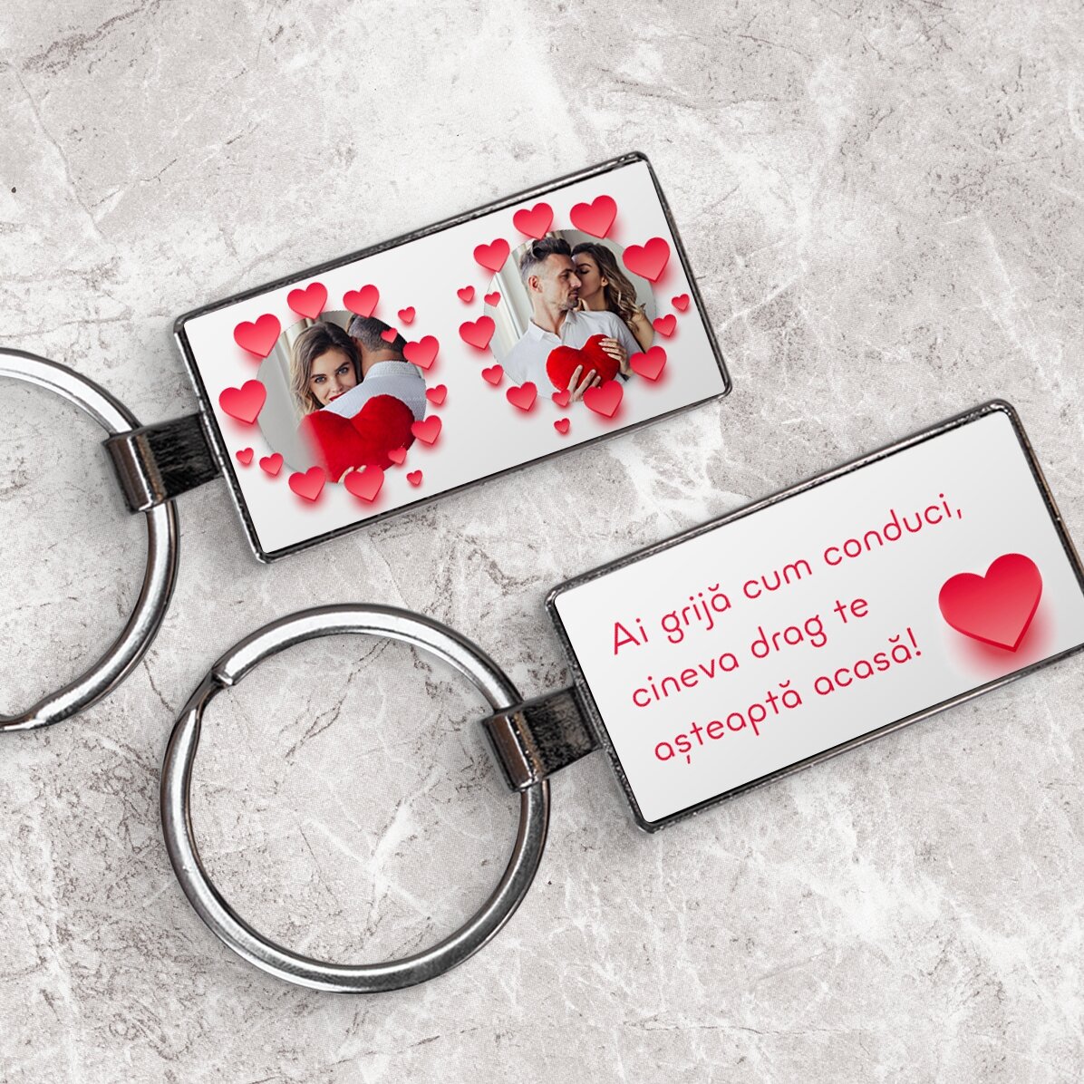 Gepersonaliseerde sleutelhanger met twee foto’s en tekst – Model Hartjes