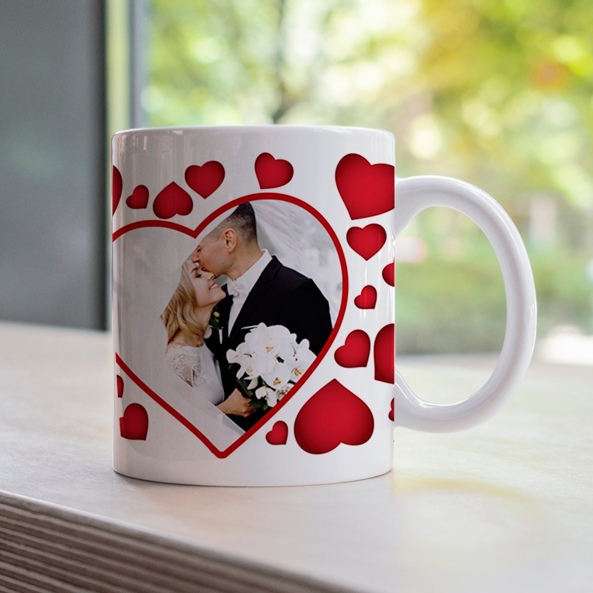 Gepersonaliseerde mok met hartjes en een foto