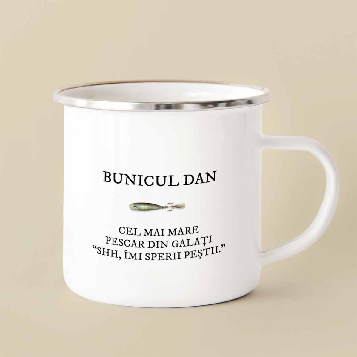 Geëmailleerde metalen beker met een foto en een boodschap voor vissers
