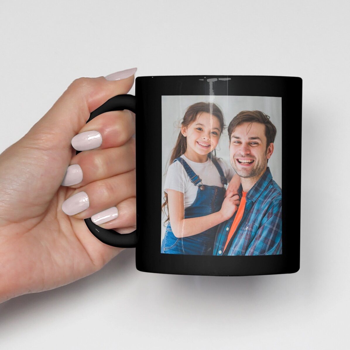Gepersonaliseerde zwarte mok met twee foto’s
