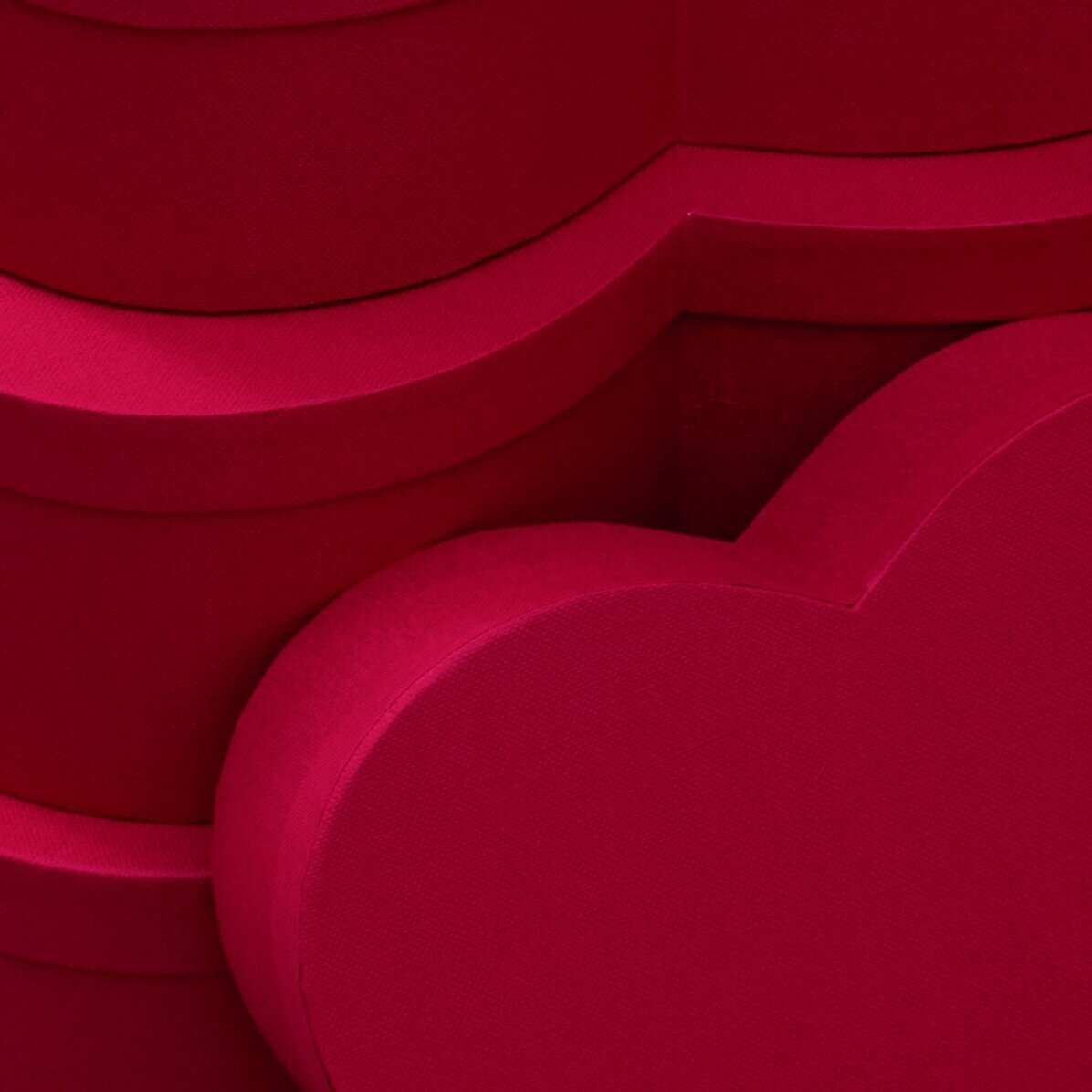 Heart-shaped gift box - red