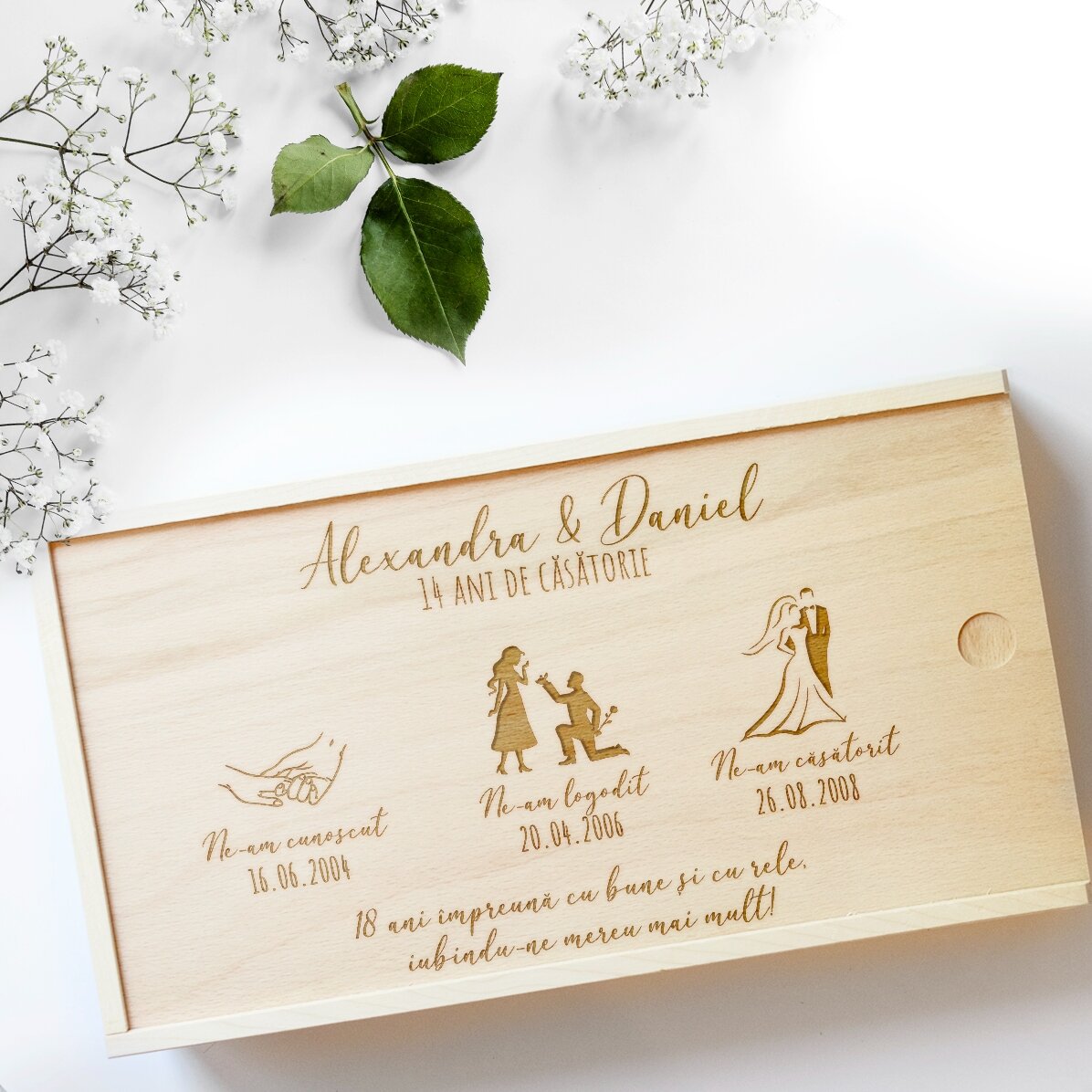 Gepersonaliseerde houten geschenkdoos met herinneringen aan de bruiloft