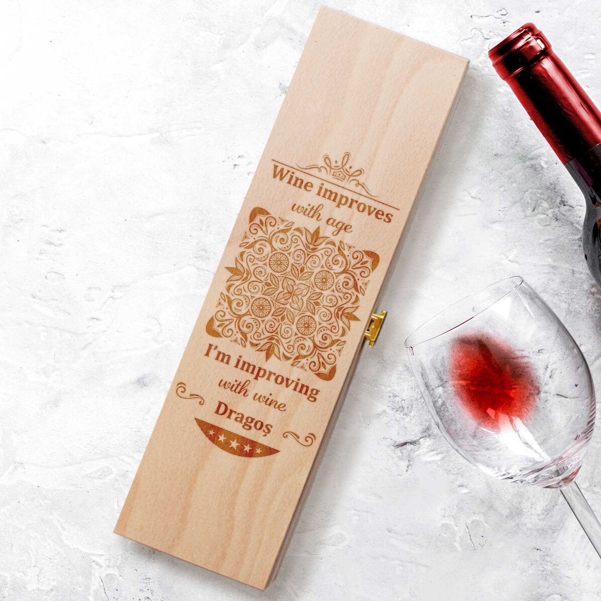 Gepersonaliseerde wijnkist met tekst - Improving with wine