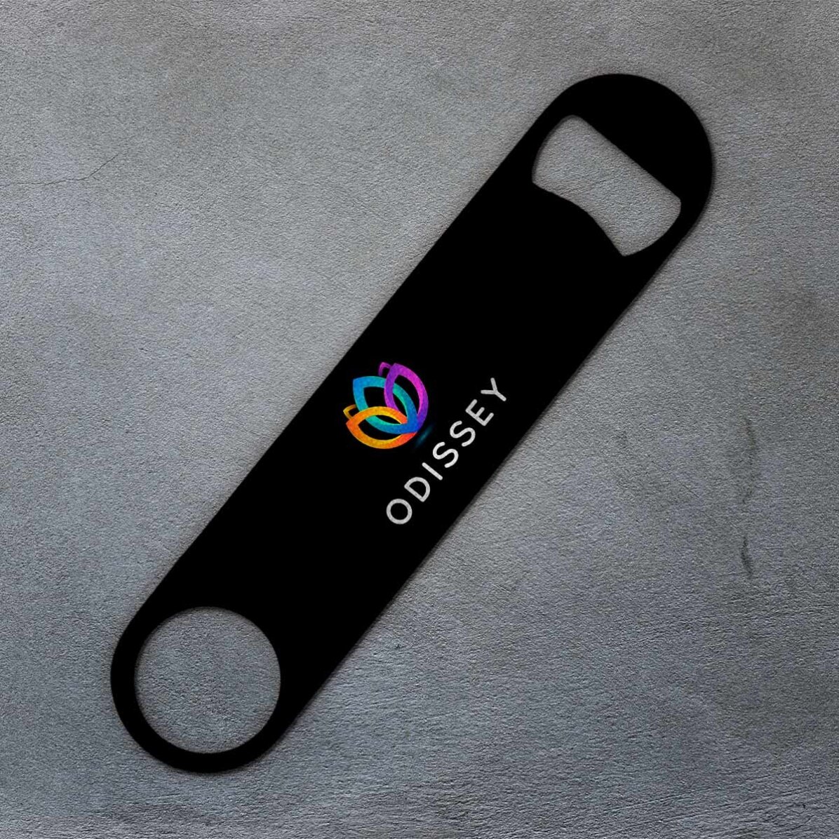 Gepersonaliseerde bieropener met logo op een gekleurde achtergrond