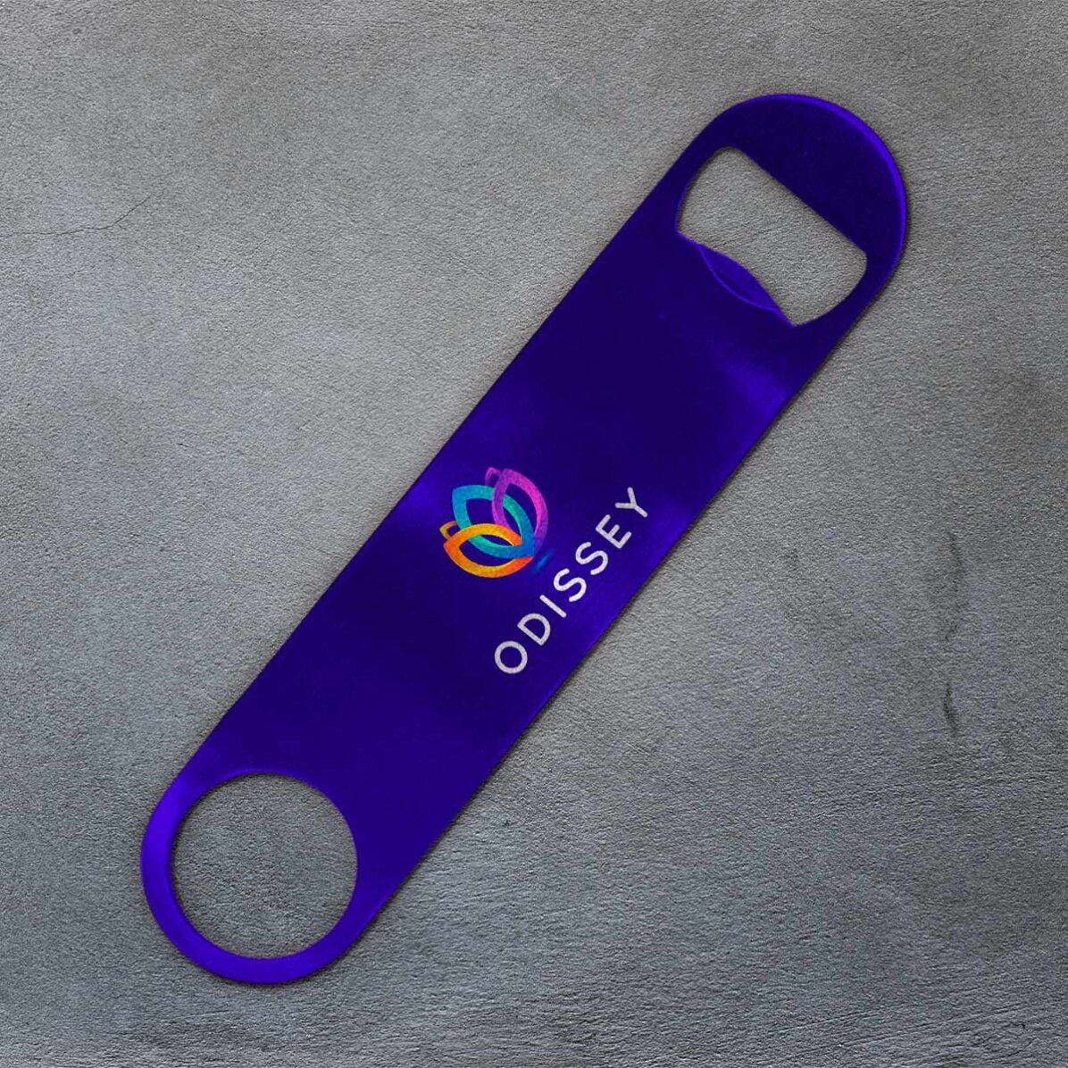 Gepersonaliseerde bieropener met logo op een gekleurde achtergrond
