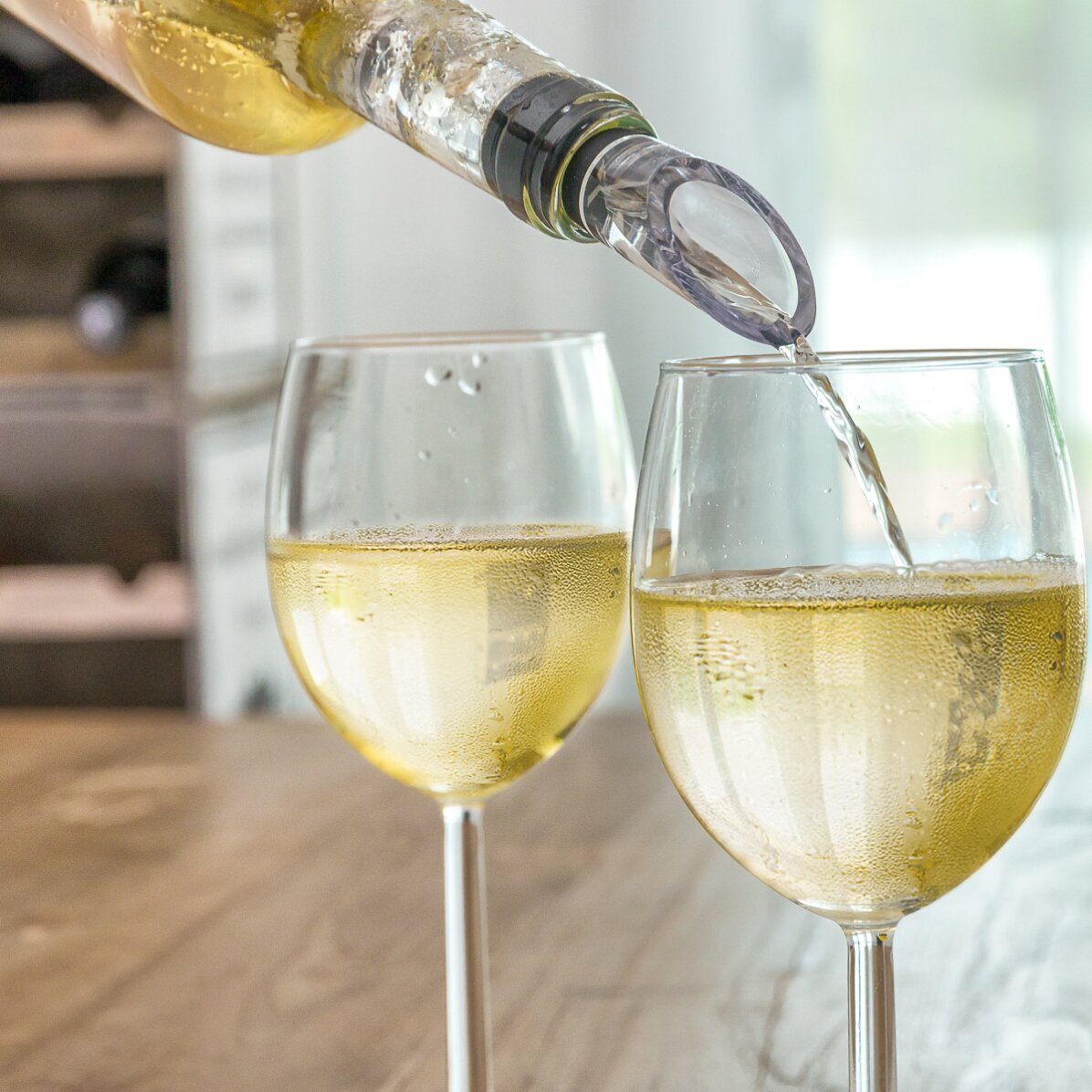 Device with aerator for cooling wine