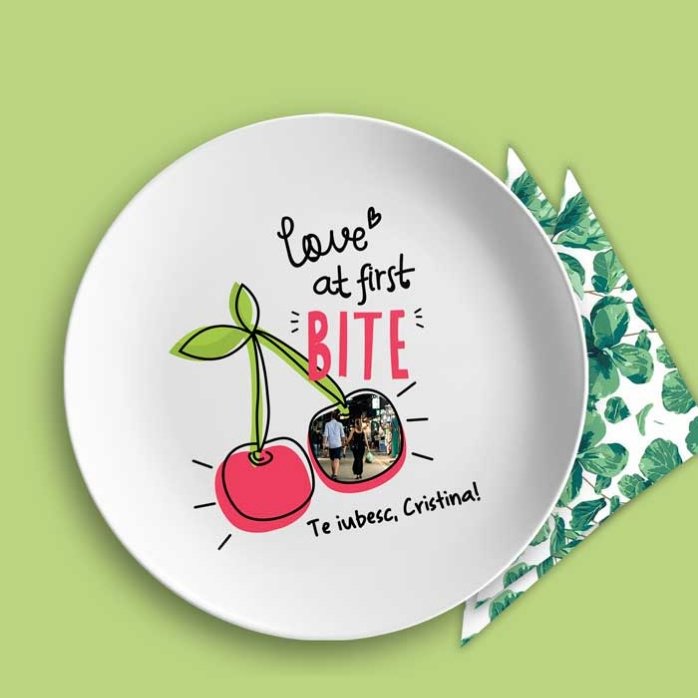 Gepersonaliseerd bord met foto en tekst - Love at first bite