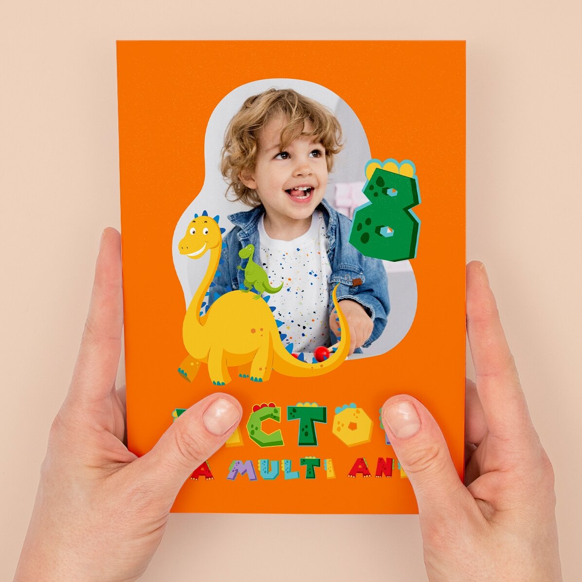 Gepersonaliseerde magnetische wenskaart met een foto, een cijfer en tekst - Dinosaurus