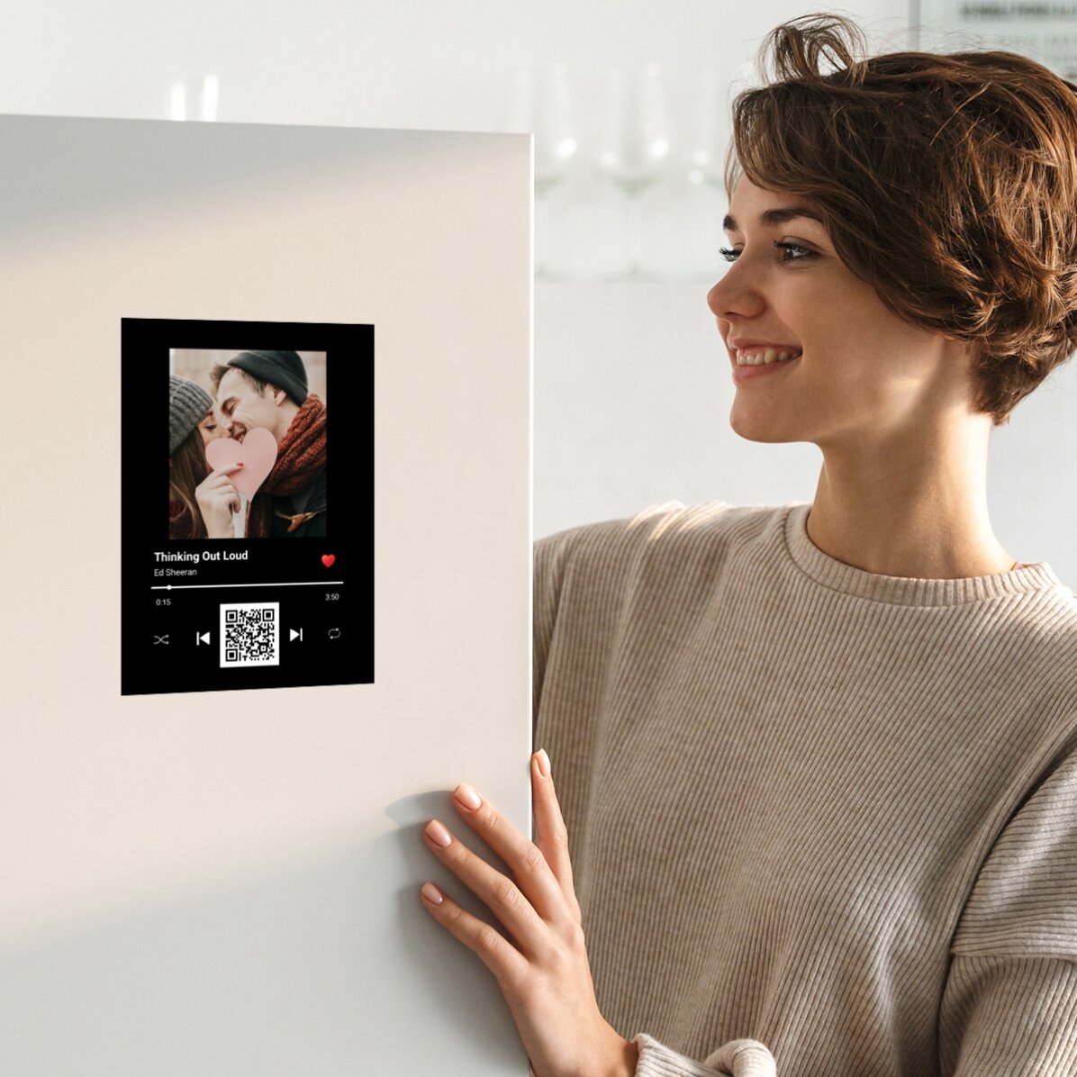 Gepersonaliseerde magnetische wenskaart met een foto, tekst en QR-code - Ons liedje