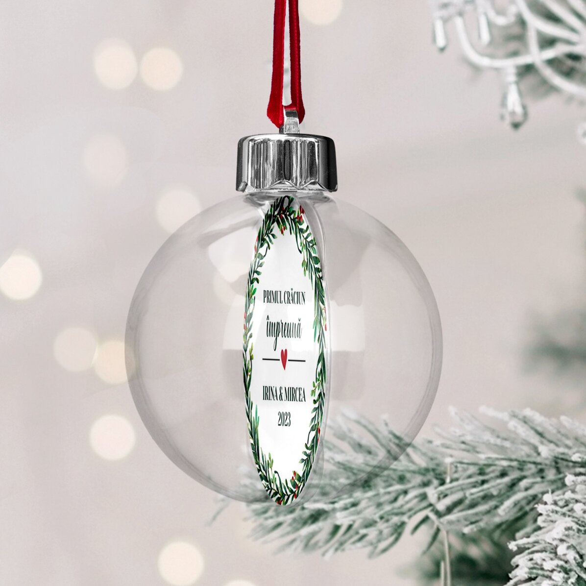Gepersonaliseerde, dubbelzijdige, doorzichtige kerstbal met een foto en een boodschap - Onze eerste 