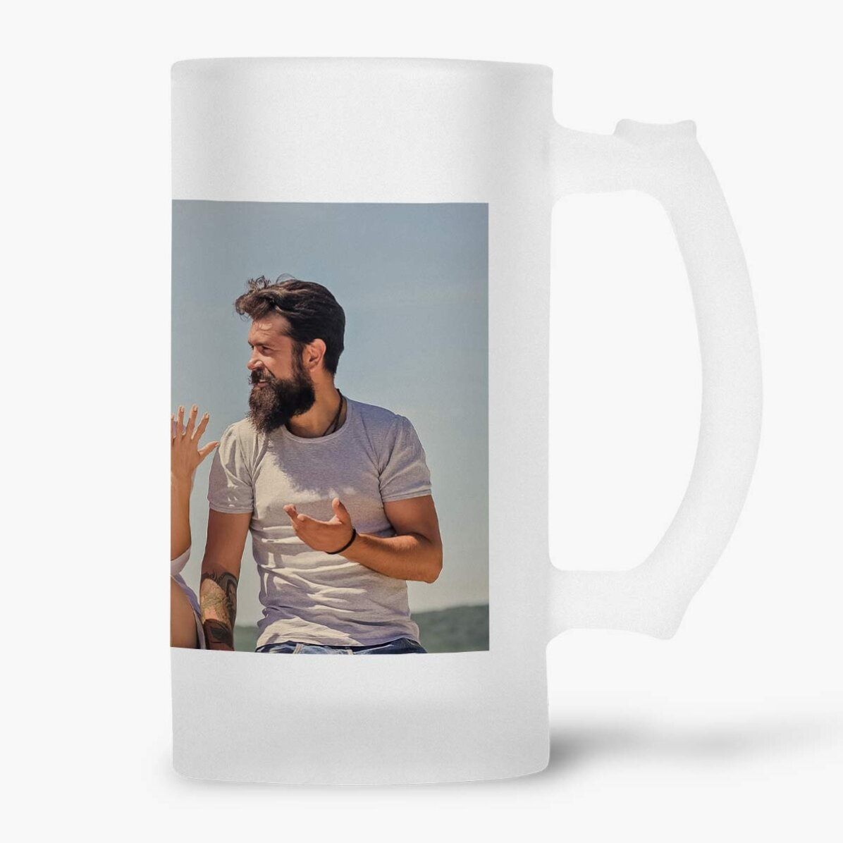 Een bierpul met een foto erop
