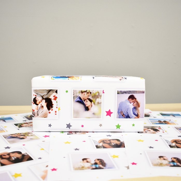 Gepersonaliseerd cadeaupapier met 13 foto’s en een achtergrond met kleurrijke sterretjes