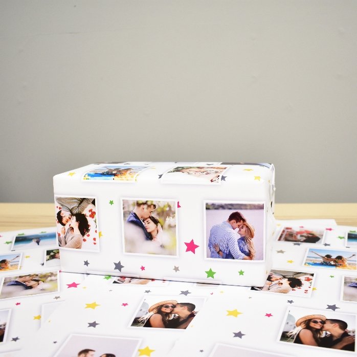 Gepersonaliseerd cadeaupapier met 13 foto’s en een achtergrond met kleurrijke sterretjes