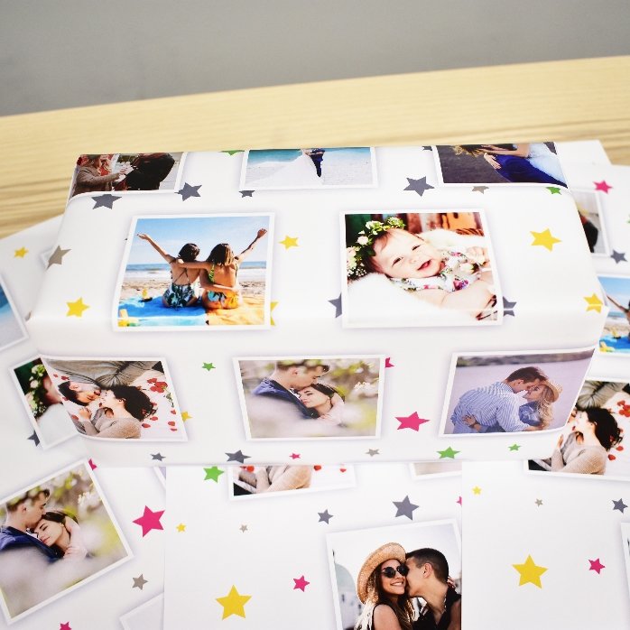 Gepersonaliseerd cadeaupapier met 13 foto’s en een achtergrond met kleurrijke sterretjes
