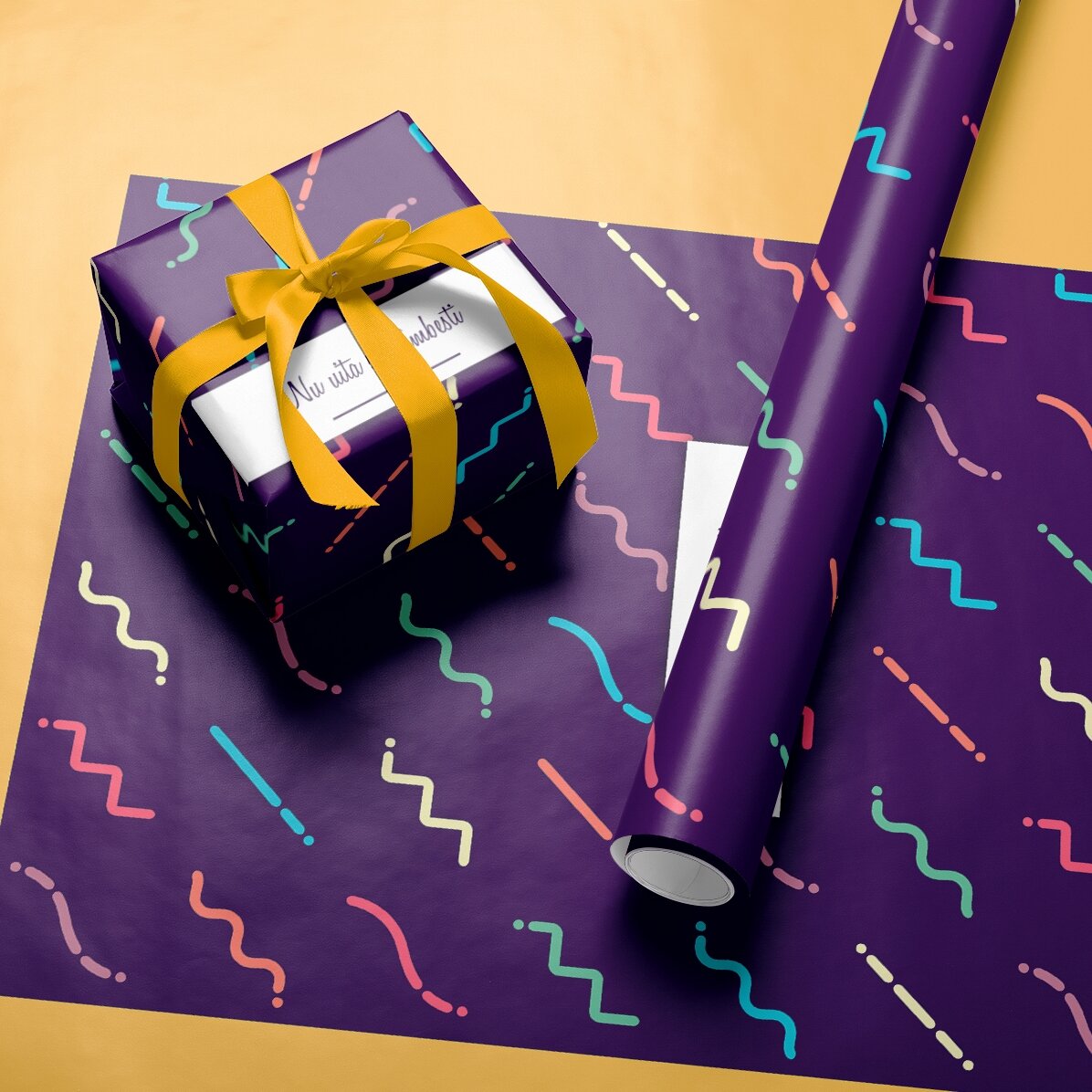 Gepersonaliseerd cadeaupapier met tekst in een kader, donkerpaarse achtergrond