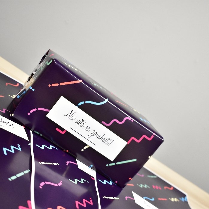 Gepersonaliseerd cadeaupapier met tekst in een kader, donkerpaarse achtergrond