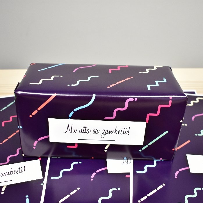 Gepersonaliseerd cadeaupapier met tekst in een kader, donkerpaarse achtergrond