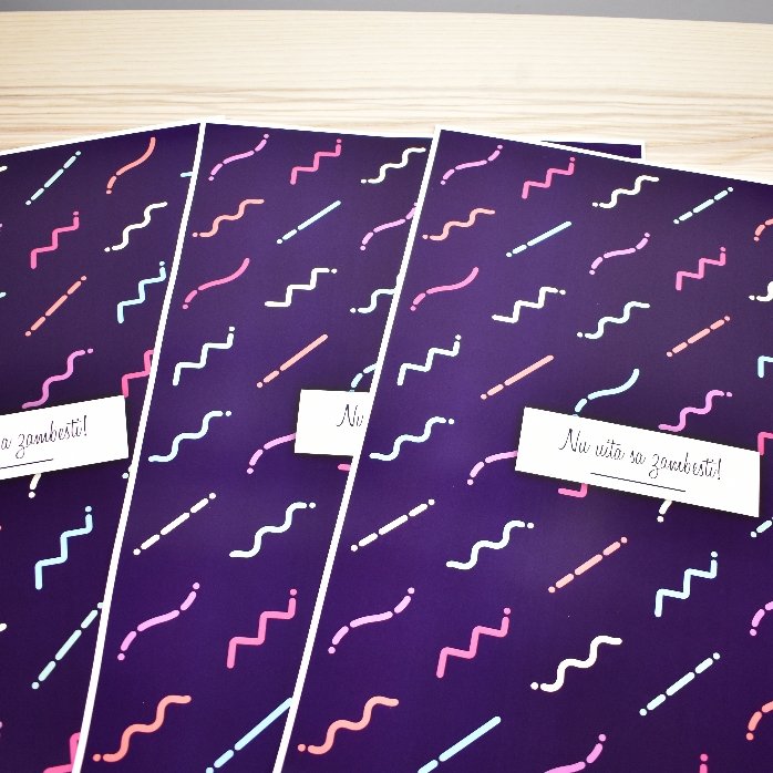 Gepersonaliseerd cadeaupapier met tekst in een kader, donkerpaarse achtergrond