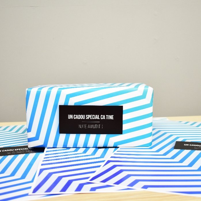 Gepersonaliseerd cadeaupapier - ontwerp met blauw kleurverloop en tekst in een zwarte kader