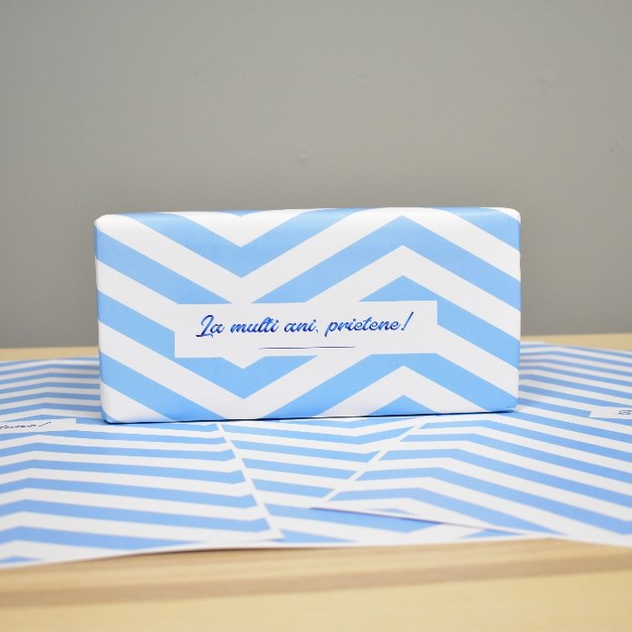 Gepersonaliseerd cadeaupapier – motief ‘blue stripes’ met tekst in een kader