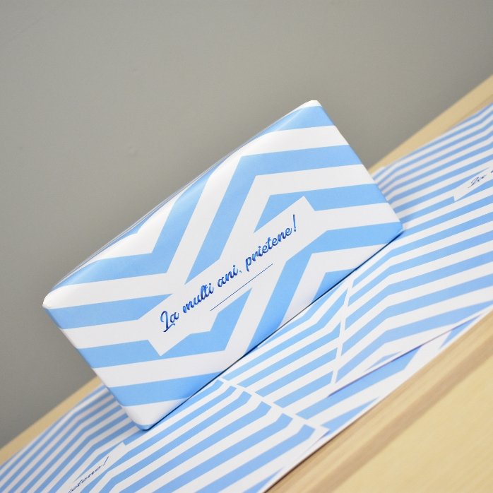 Gepersonaliseerd cadeaupapier – motief ‘blue stripes’ met tekst in een kader