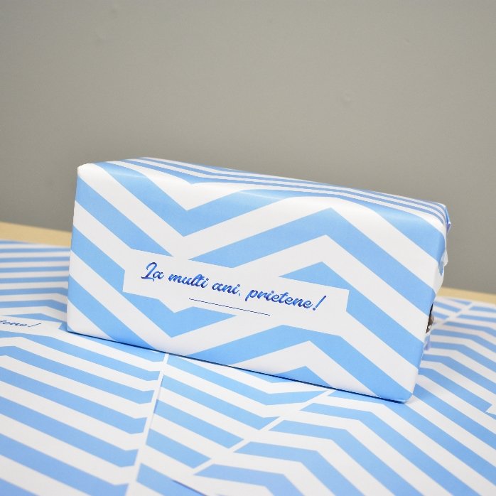 Gepersonaliseerd cadeaupapier – motief ‘blue stripes’ met tekst in een kader