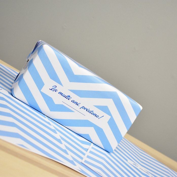 Gepersonaliseerd cadeaupapier – motief ‘blue stripes’ met tekst in een kader