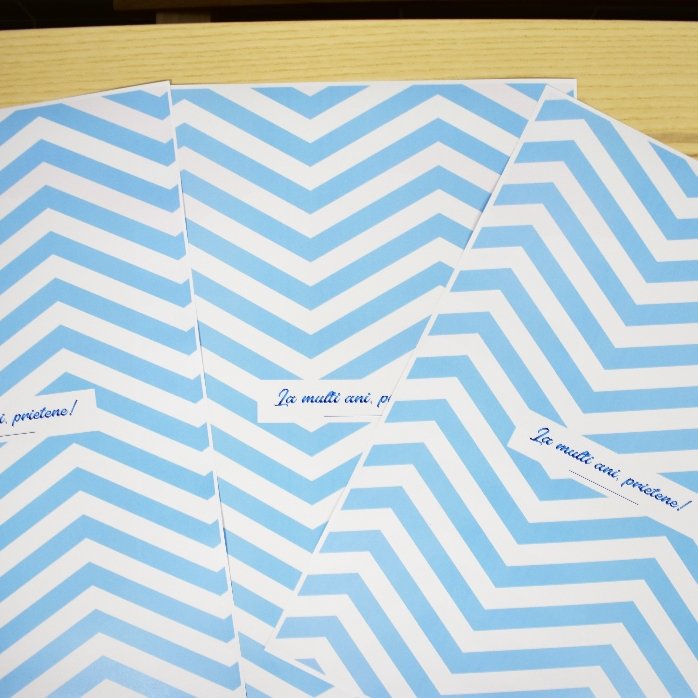 Gepersonaliseerd cadeaupapier – motief ‘blue stripes’ met tekst in een kader