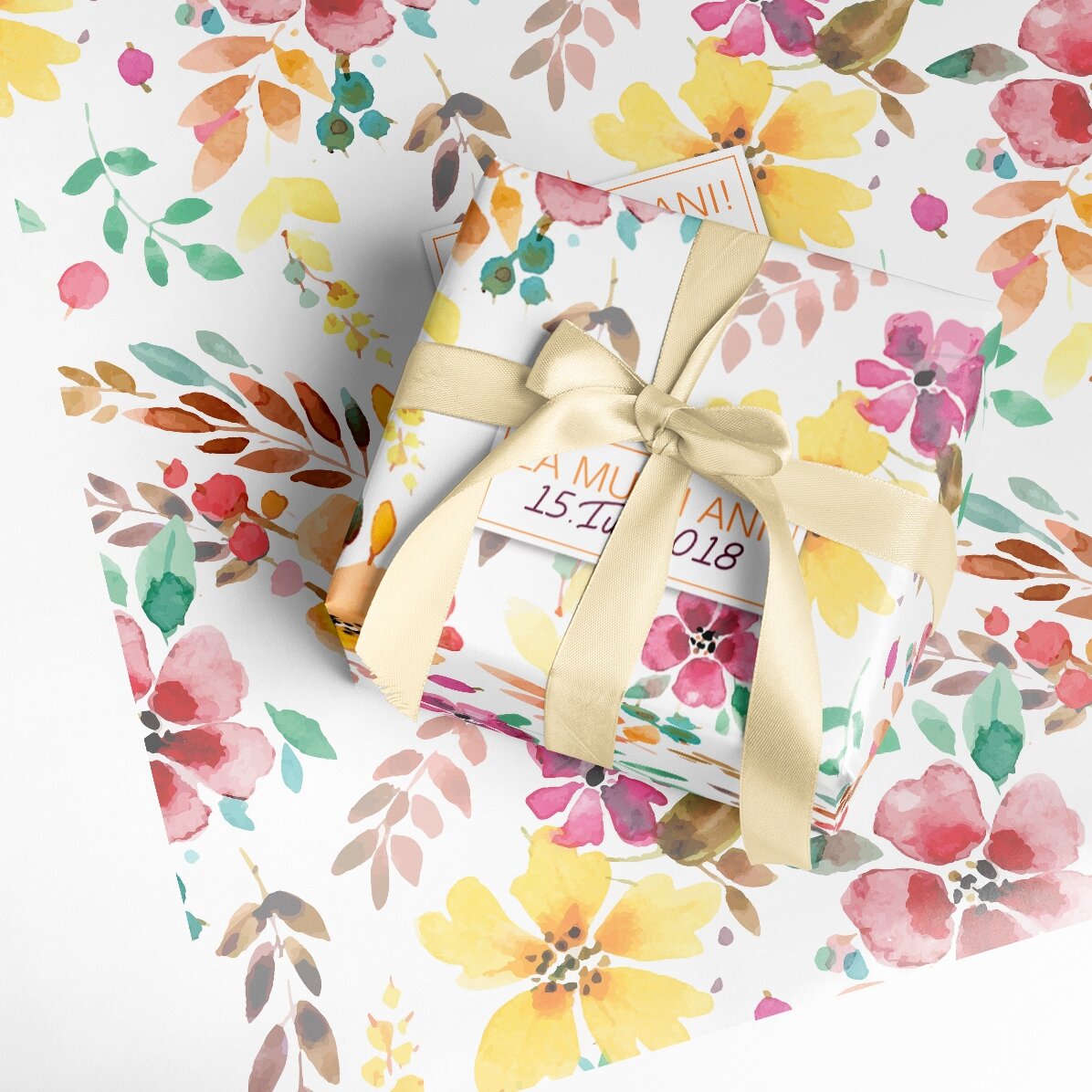 Gepersonaliseerd cadeaupapier – bloemmotief, met tekst in een kader