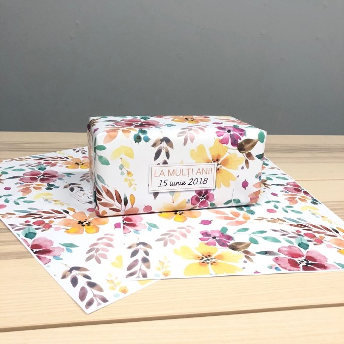 Gepersonaliseerd cadeaupapier – bloemmotief, met tekst in een kader