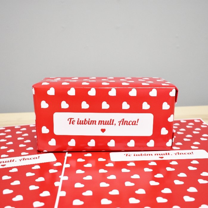 Gepersonaliseerd cadeaupapier - hartjesmotief