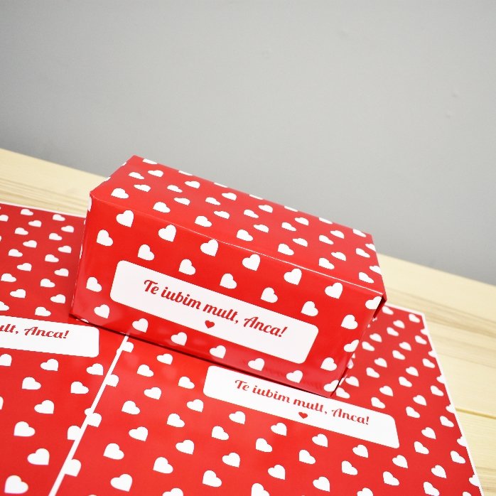 Gepersonaliseerd cadeaupapier - hartjesmotief