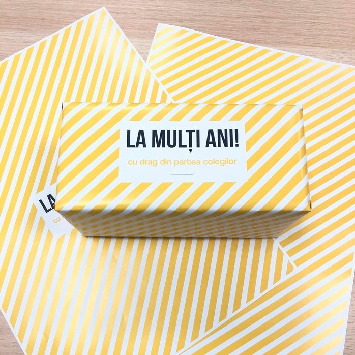 Gepersonaliseerd cadeaupapier – ontwerp ‘yellow stripes’, met tekst in een kader
