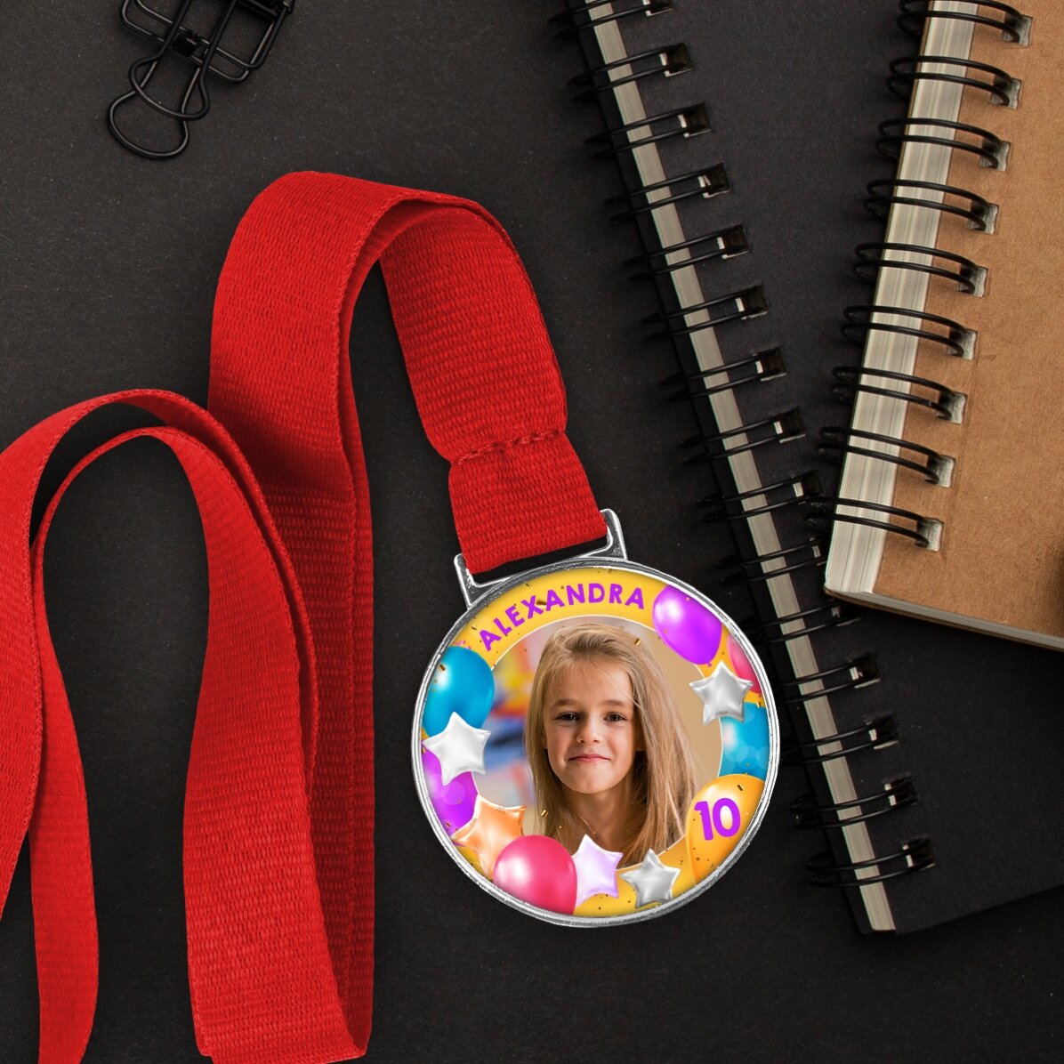 Gepersonaliseerde medaille met een foto en tekst - Happy Birthday