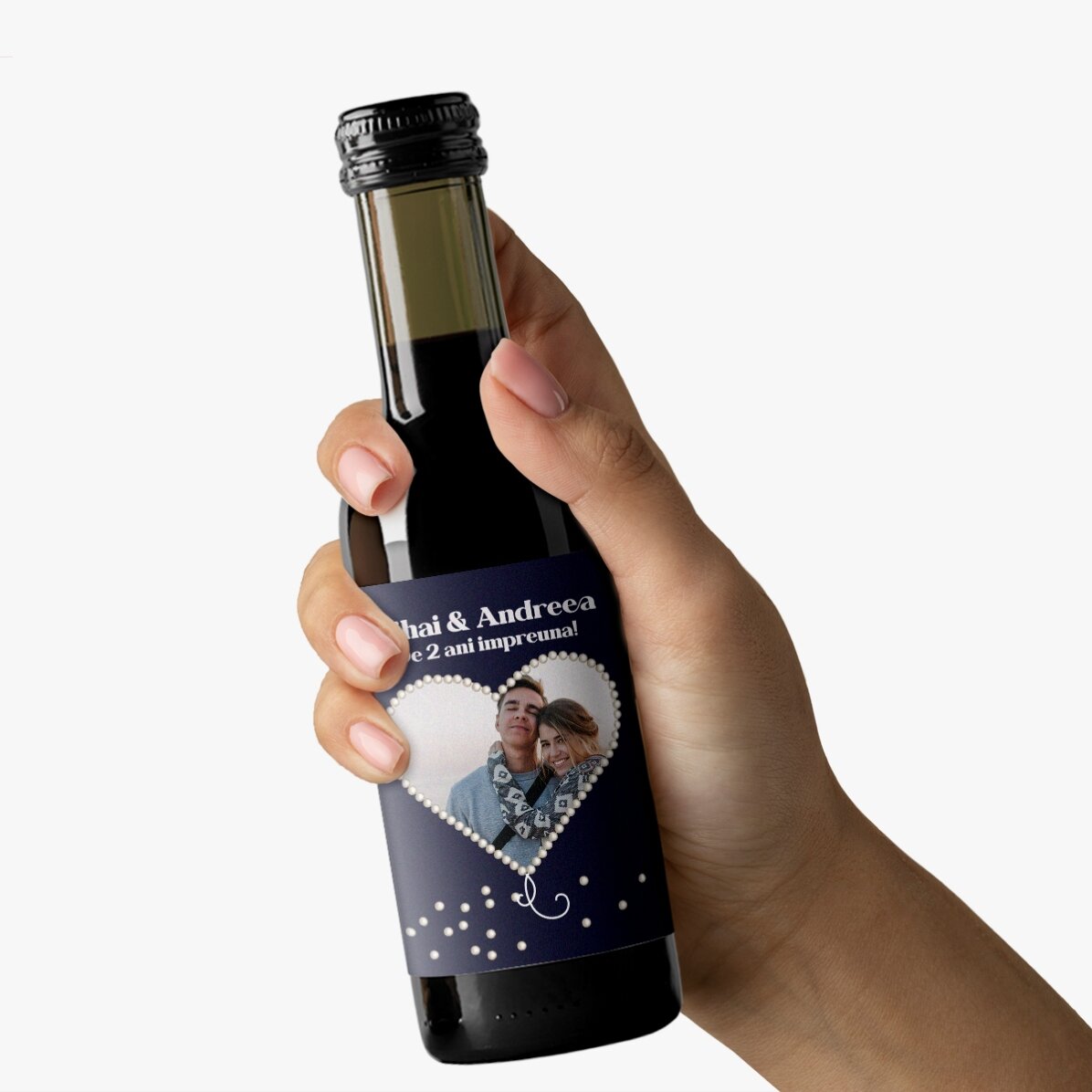 Mini wine bottle personalised with a heart-shaped pearl photo