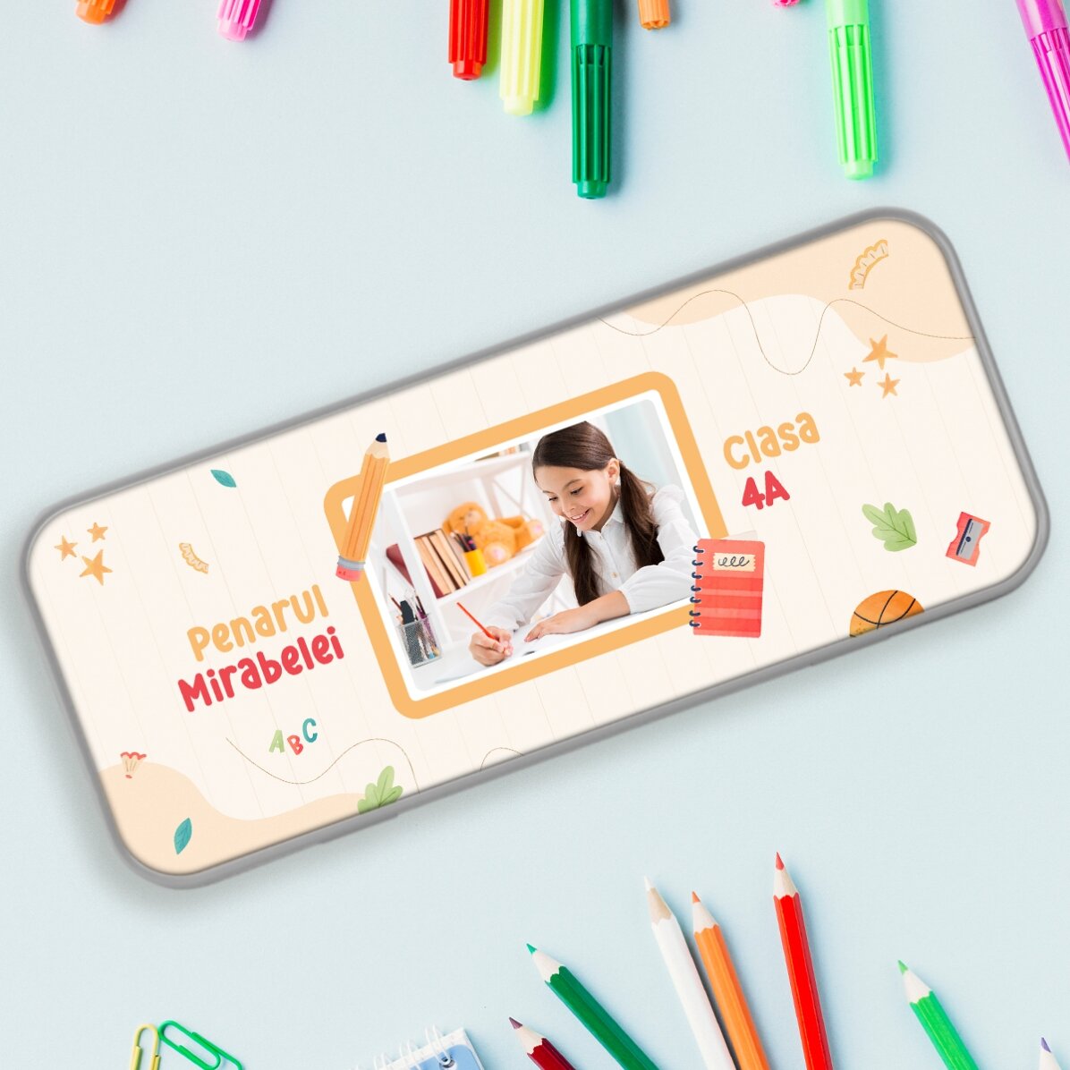 Gepersonaliseerd etui met een foto en de naam van je kind