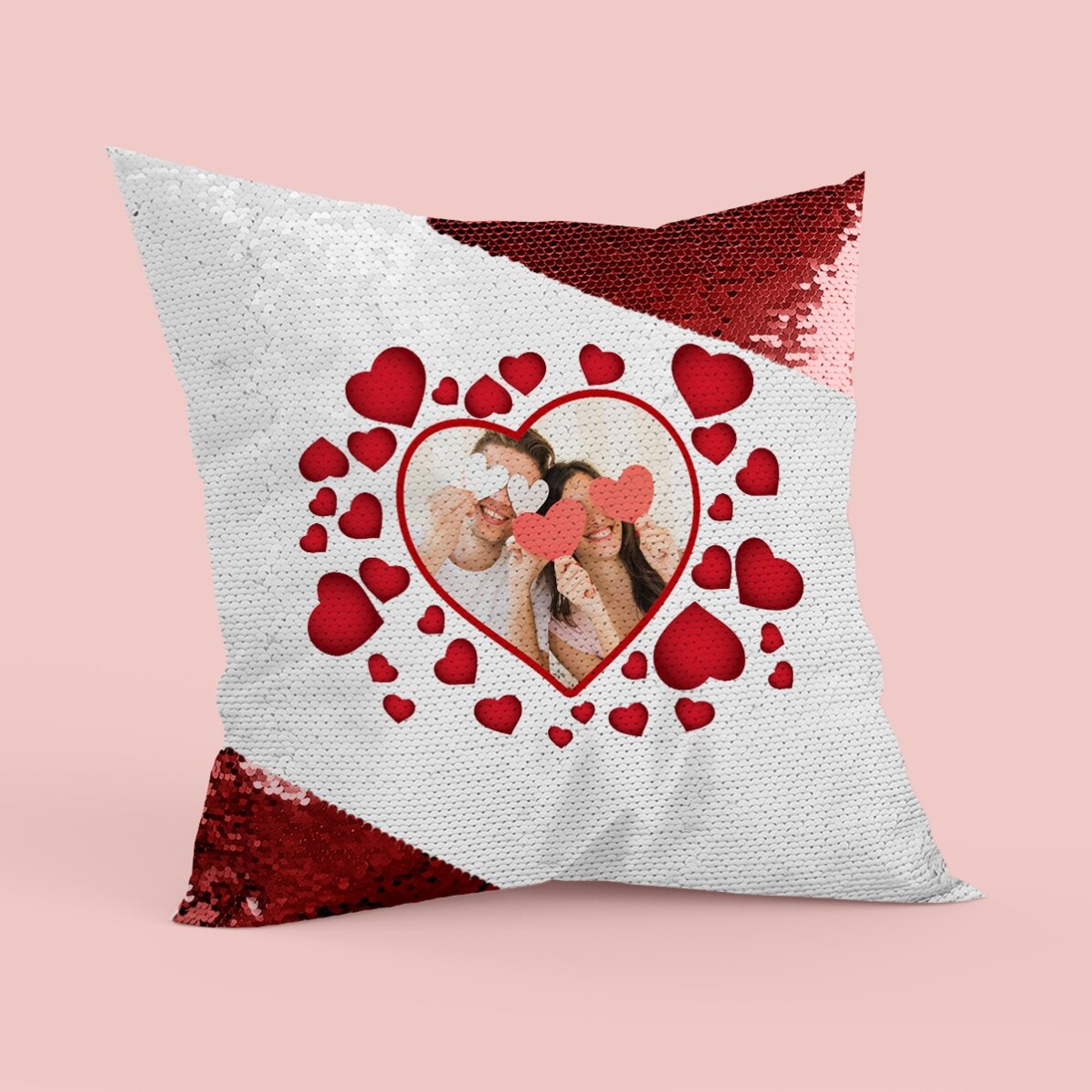 Gepersonaliseerd kussen met pailletten, voorzien van een foto en hartjes