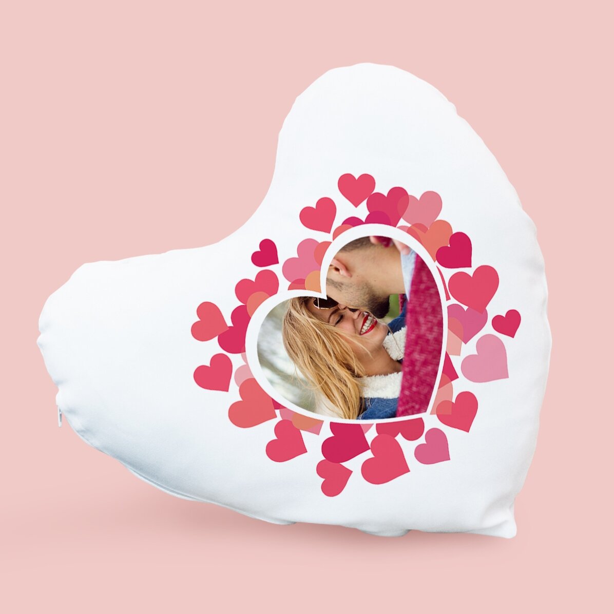 Gepersonaliseerd kussen in de vorm van een hart met een foto – roze hartjes
