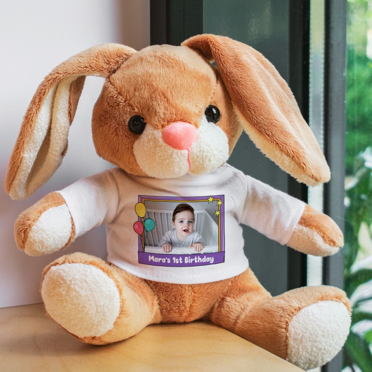 Plus een gepersonaliseerd konijntje met een foto en tekst – Happy birthday, kiddo!