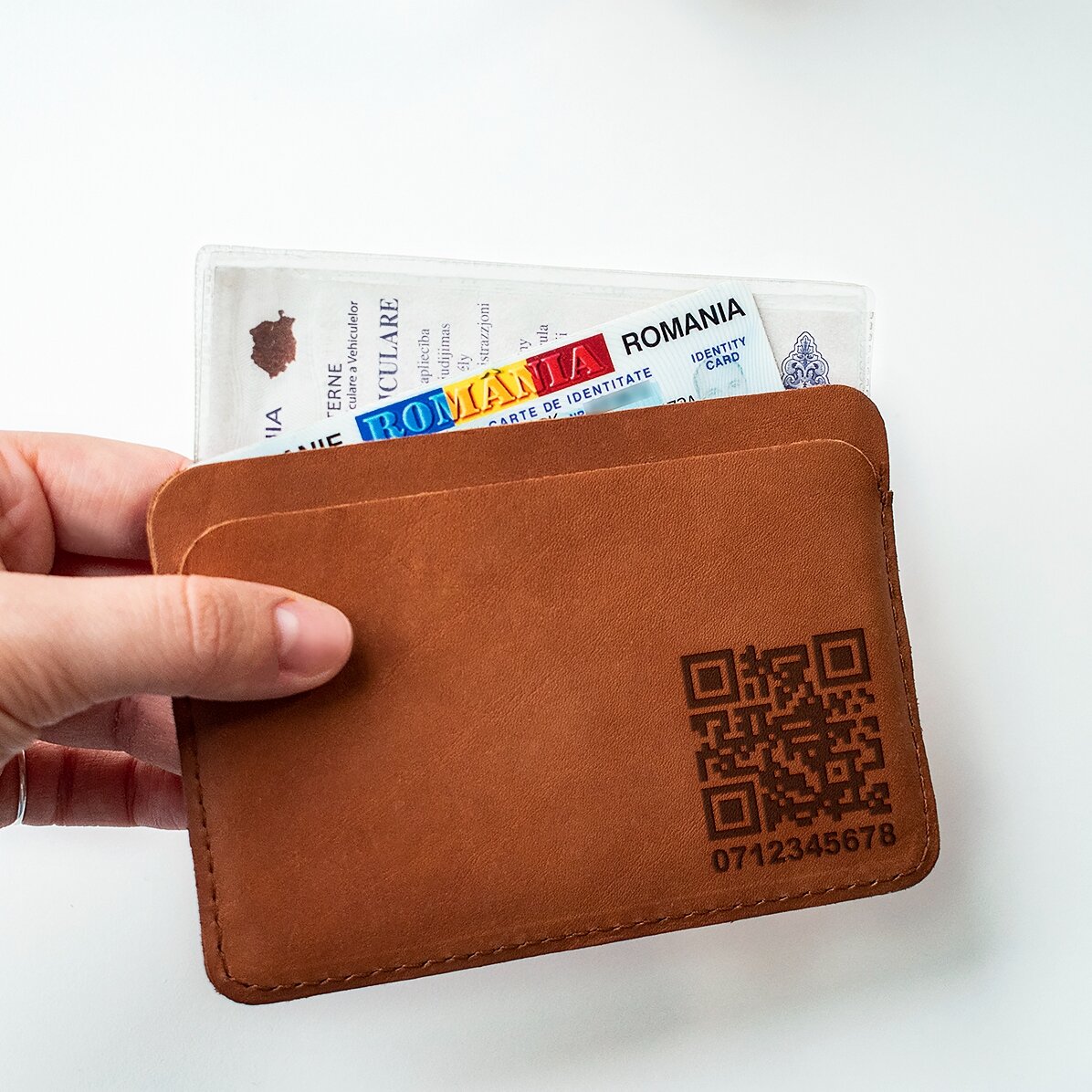 Gepersonaliseerde leren portemonnee met QR-code en telefoonnummer