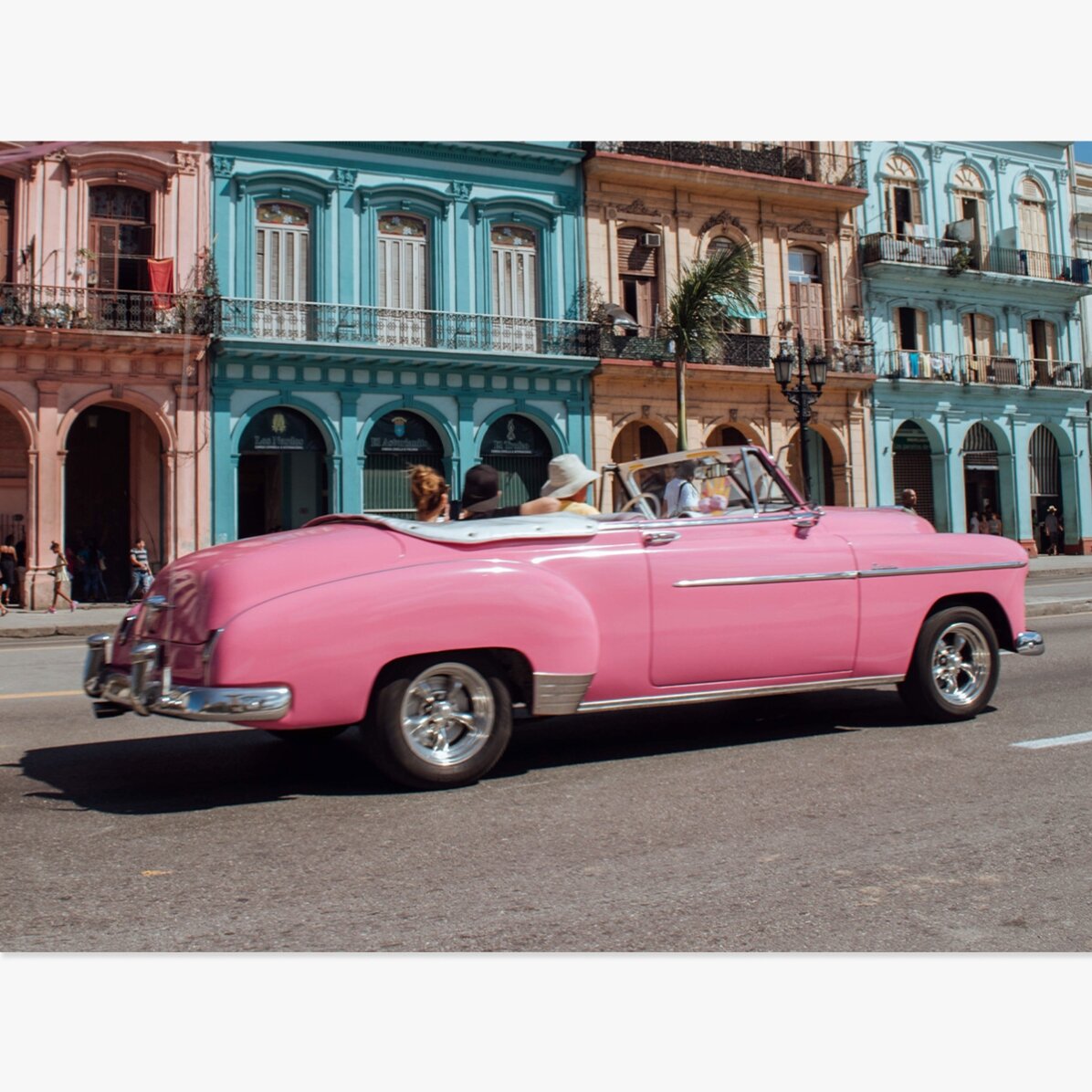 Poster: Roze vintage auto op straat