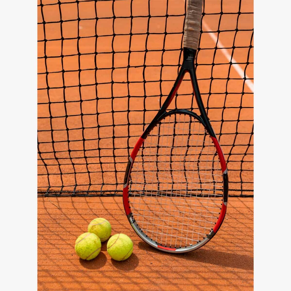 Poster met een racket en tennisballen