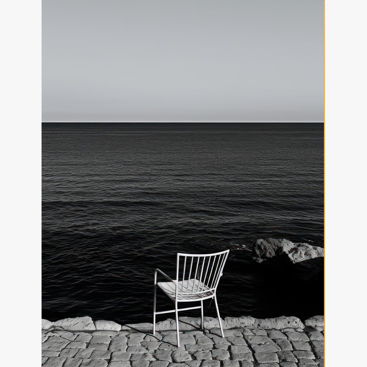 Poster: Eenzame stoel aan zee
