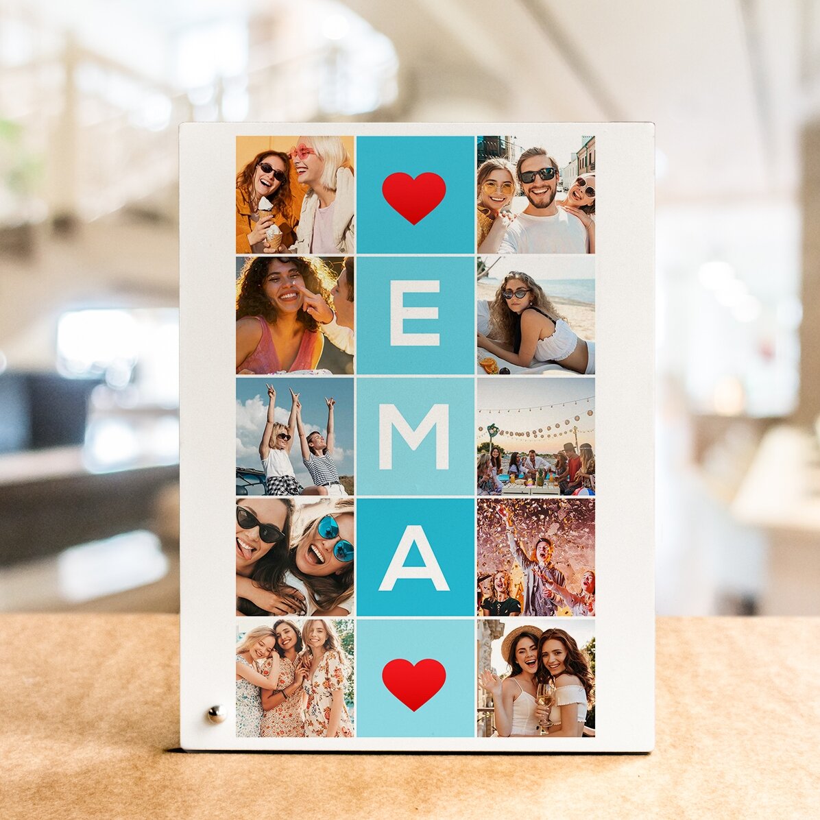 Gepersonaliseerde fotolijst voor op het bureau met 10 foto’s en een naam van 5 letters, verticaal ge