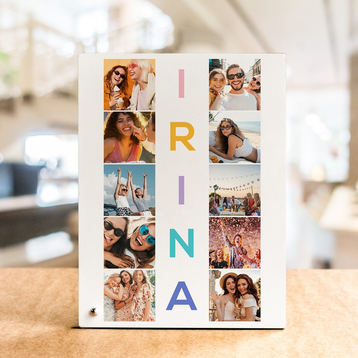 Gepersonaliseerde fotolijst voor op het bureau met 10 foto’s en een naam van 5 letters, verticaal ge